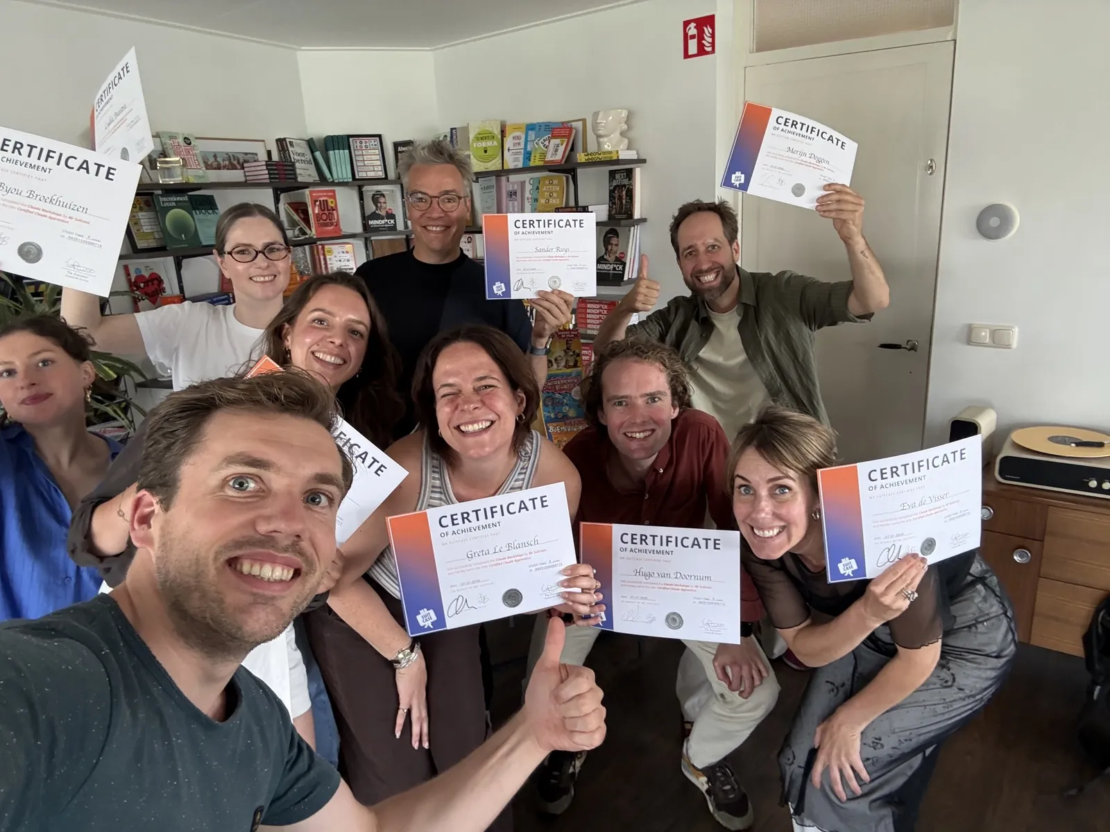 Deelnemers van de Claude Workshops tonen trots hun certificaat