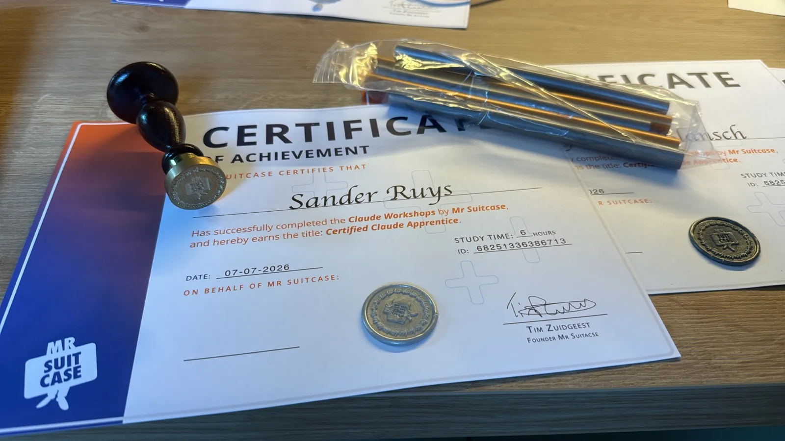 Een lakzegel wordt handmatig op het certificaat Certified Claude Apprentice gezet