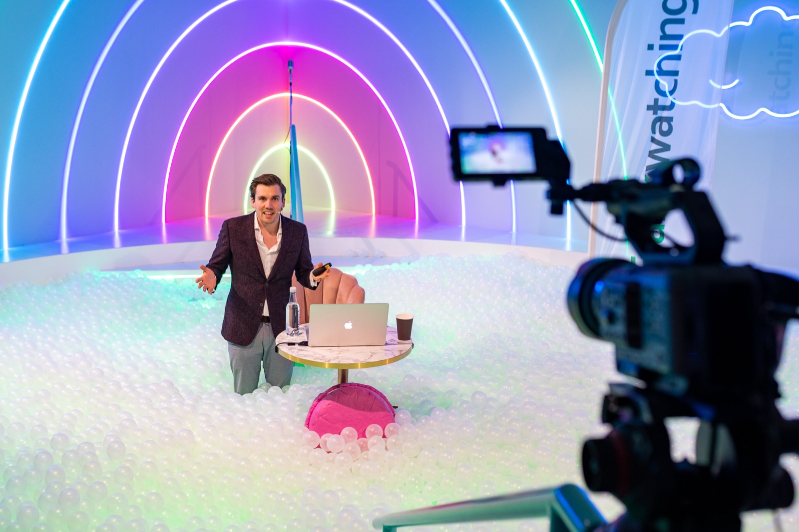 Tim Zuidgeest presenteert vanuit de online studio van Frankwatching