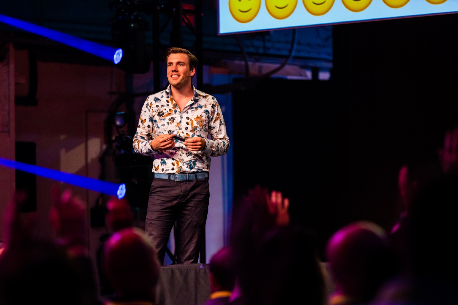 Tim Zuidgeest spreekt voor een volle zaal